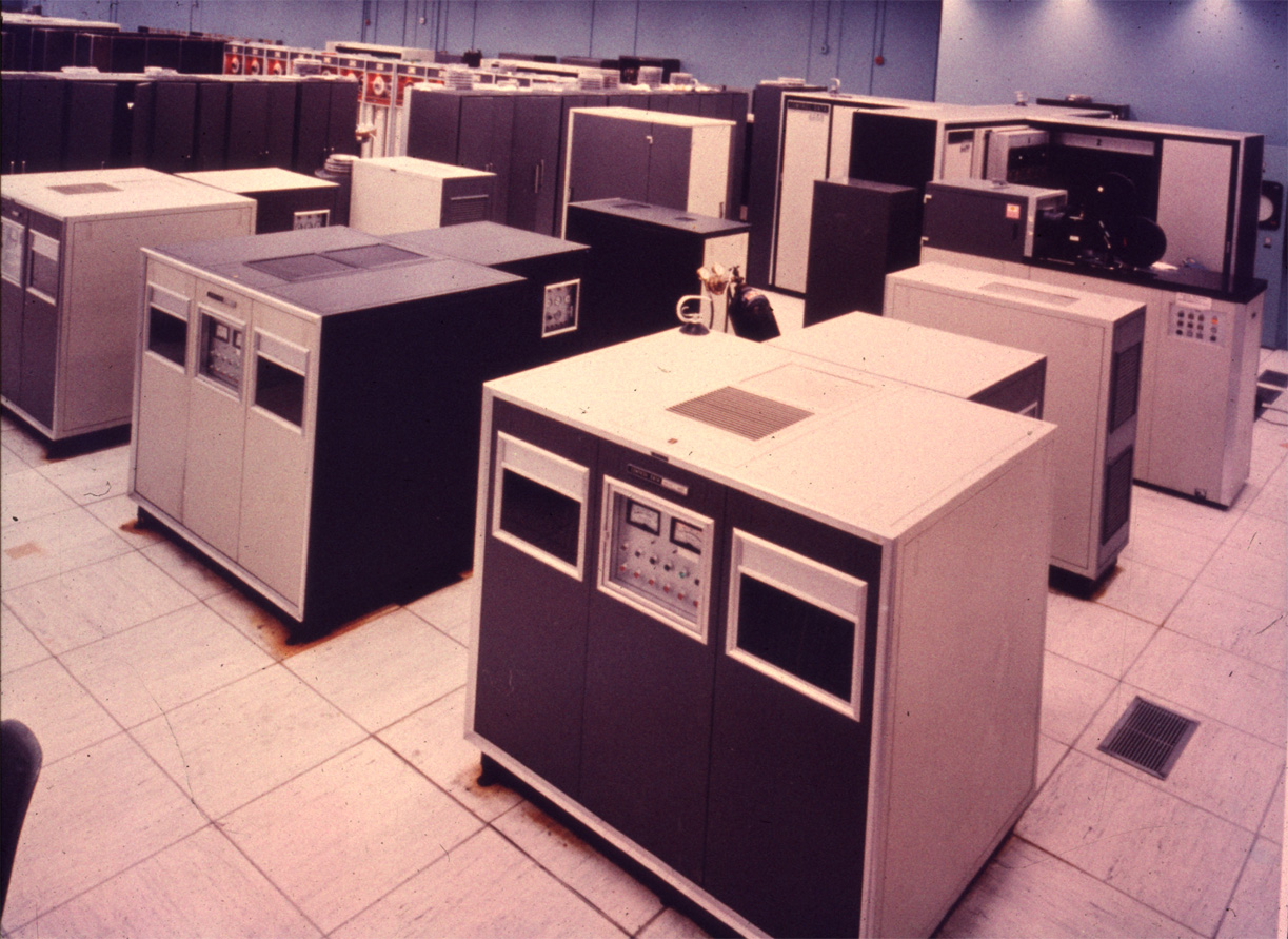 Интегральная машина. CDC 6600. Суперкомпьютер CDC 6600. Мэйнфрейм 1964. CDC 6600 компьютер.